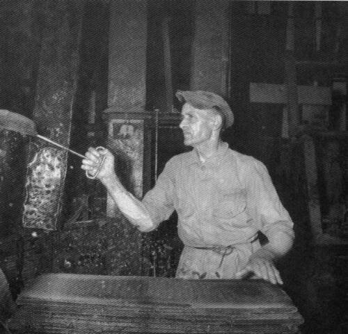 Een werknemer in de na-oorlogse fabriek