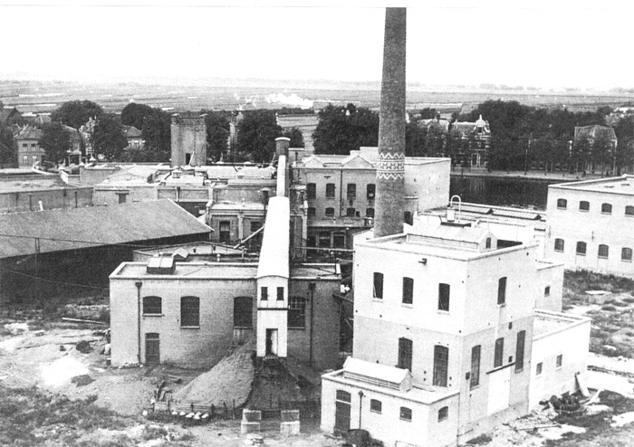 Het fabriekscomplex na de herbouw na de brand van 1917