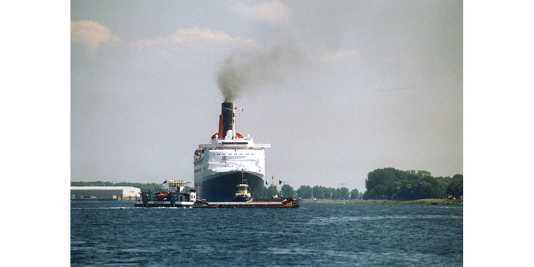 Queen Elizabeth 2 in IJmuiden