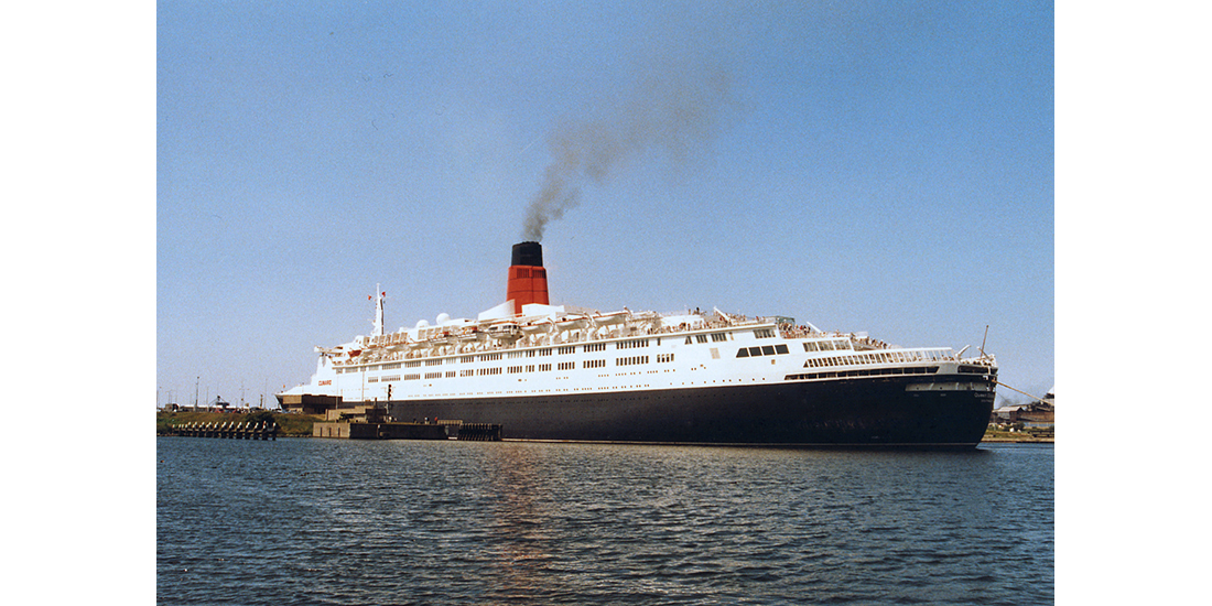 Queen Elizabeth 2 in IJmuiden
