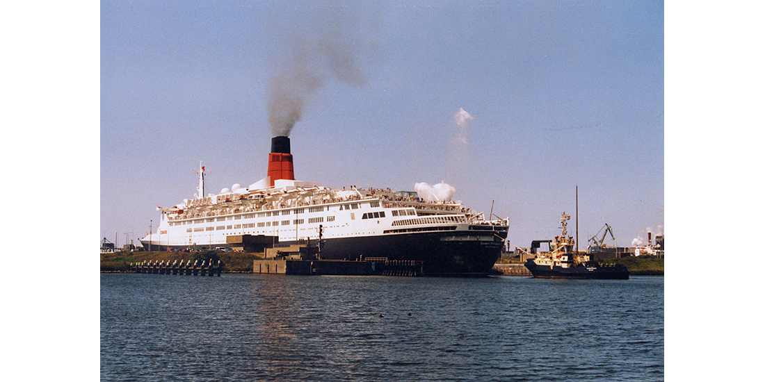 Queen Elizabeth 2 in IJmuiden