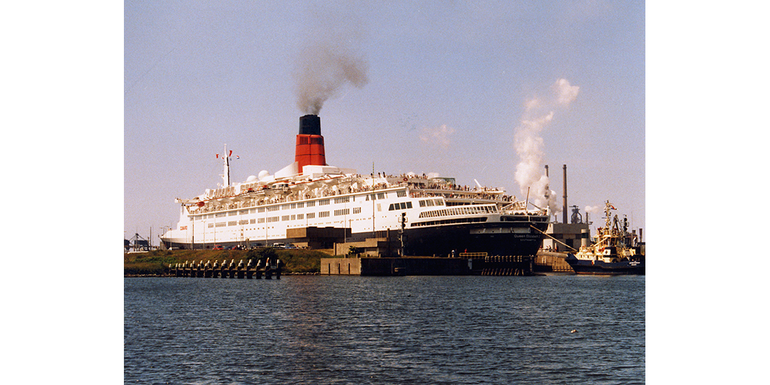 Queen Elizabeth 2 in IJmuiden