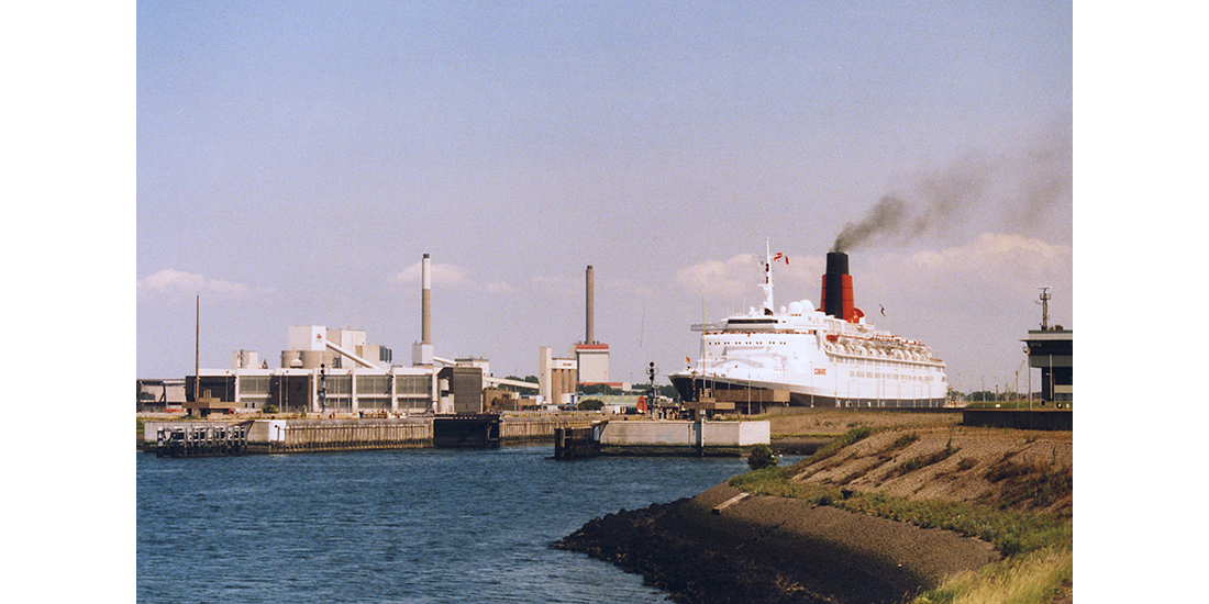 Queen Elizabeth 2 in IJmuiden