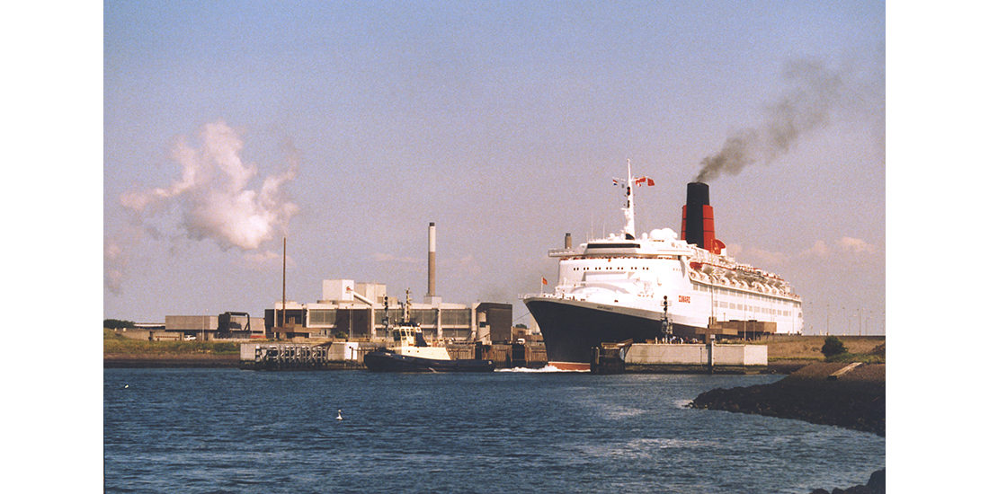 Queen Elizabeth 2 in IJmuiden