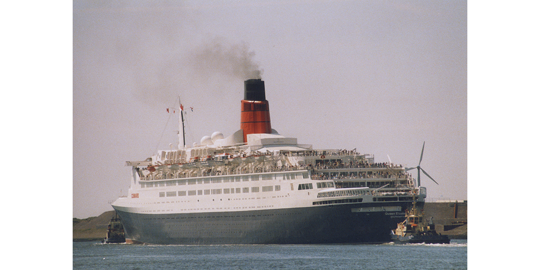 Queen Elizabeth 2 in IJmuiden