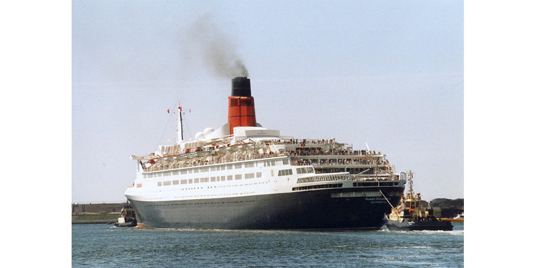 Queen Elizabeth 2 in IJmuiden