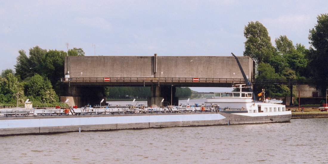 HMS Elfin op het Amsterdam Rijnkanaal