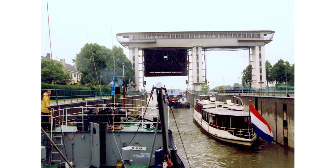 HMS Elfin in de Prinses Beatrixsluizen