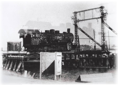 Locomotief op spoorbrug