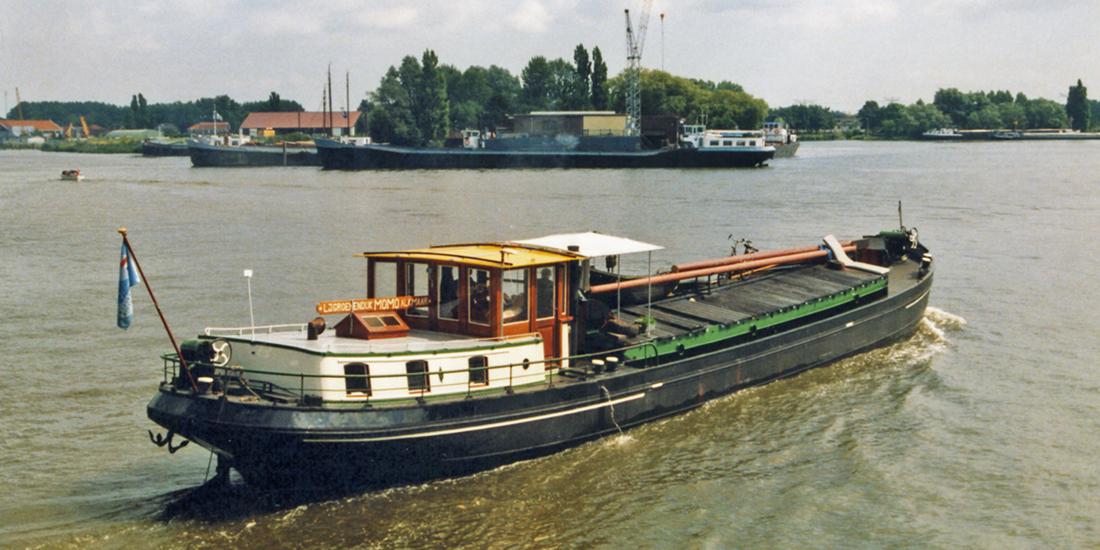 Langs de Zaan - luxe motor Momo uit 1923