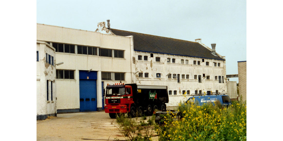Pakhuis Wormerveer aan de Veerdijk in Wormer