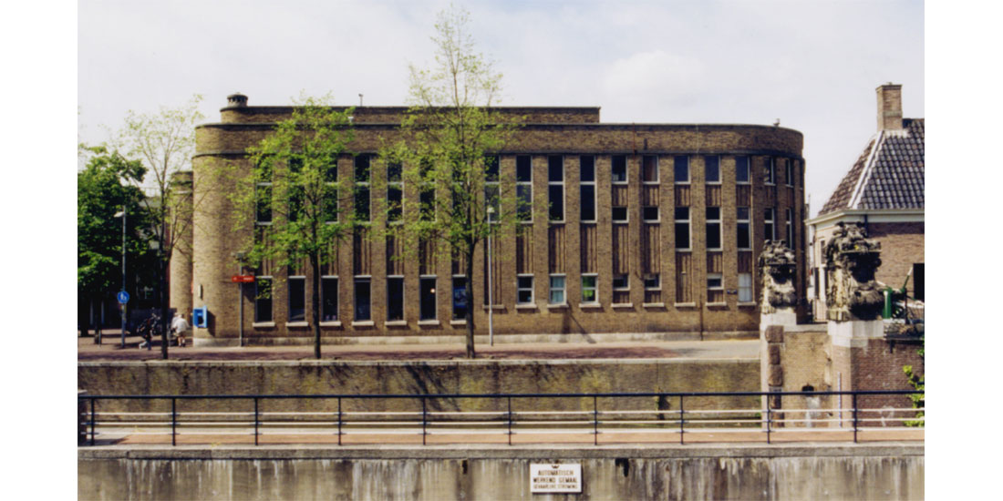 Postkantoor op de Hoogedam met op de voorgrond de walkant van de sluiskolk van de Grote Sluis